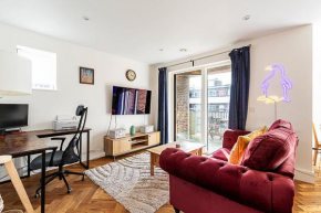 Chic Crystal Palace Flat with Balcony & Workspace